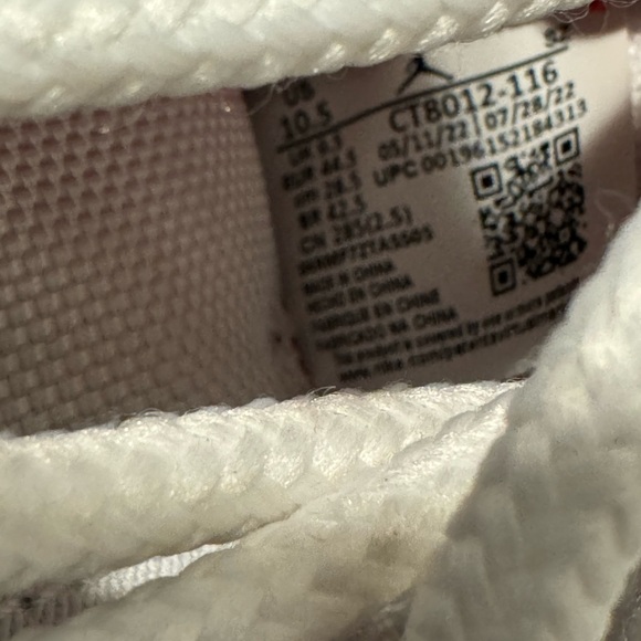 Jordan 11 Cherry - Picture 5 of 9